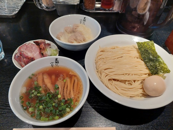「ワンタンつけそば(醤油)+刻み叉焼+ワンタン3個+味付玉子」@支那ソバ 小むろの写真