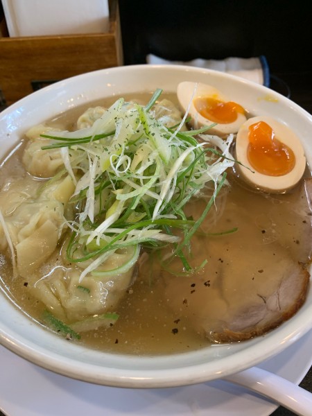 「塩わんたん麺(味玉)太麺」@ラーメン ROOTSの写真