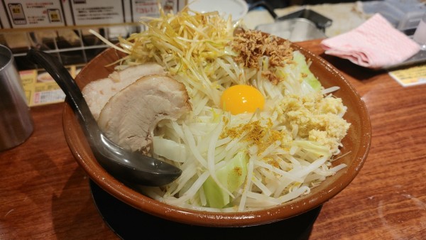 「大ラーメン・汁なし・麺まし・白髪ねぎ(ヤサイアレ生姜)」@豚山 関内店の写真