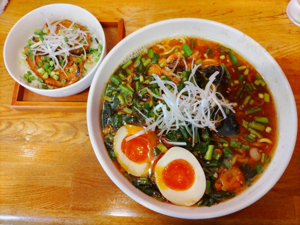 「にらの極みそば〈汁あり〉並太麺·味玉·チャーシュー丼(小)」@NOODLE BOWL MAZEの写真
