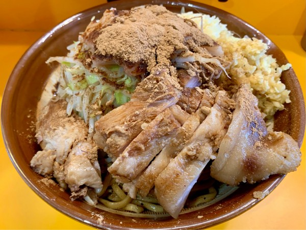 「スパイシードクロ大 豚増し 麺増し600 しょうが おさかな天国」@ラーメン二郎 八王子野猿街道店2の写真