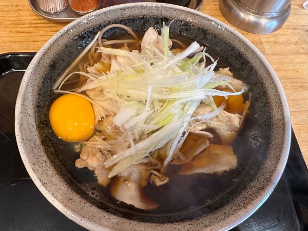 「肉そば(580円)+生卵(80円)」@立喰い肉そば・肉うどん のじろうの写真