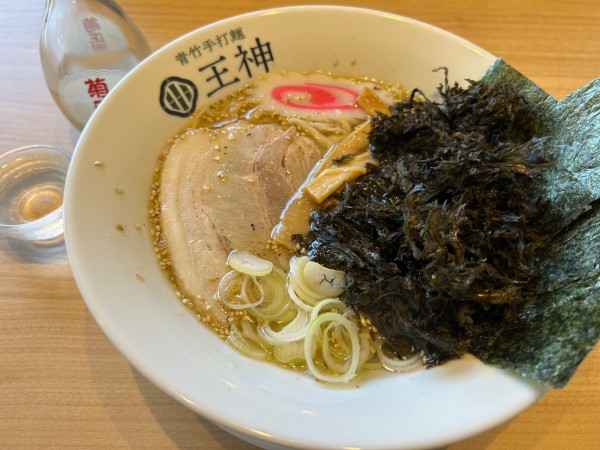 「岩のり塩らーめん1000円+焼餃子450円+冷酒」@青竹手打麺 王神の写真