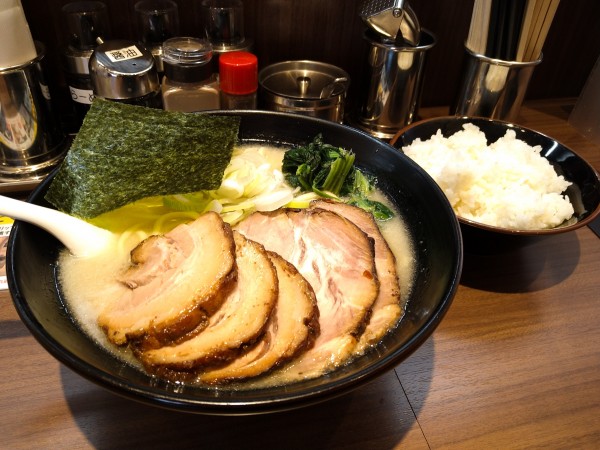 「塩ちゃーしゅー麺+特盛り+唐揚げ+ライス」@おがわや 福生店の写真