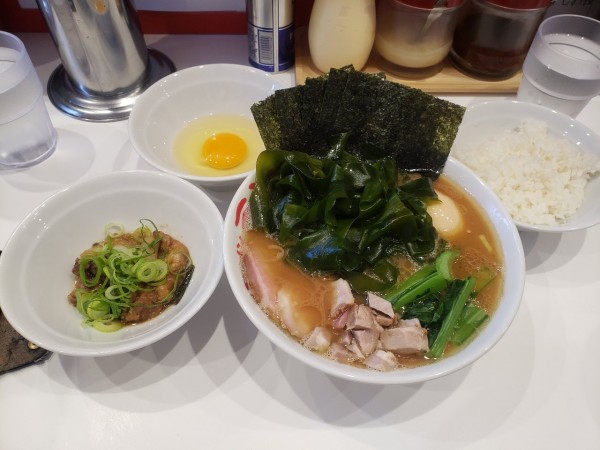「上ラーメンヤワメ 大船渡直送わかめ、背脂、ロッキー」@ラーメン 三浦家の写真