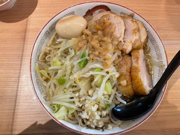 「小豚（ニンニク少し、アブラ）＋肉あぶら＋味玉」@ラーメン豚山 東京ラーメン横丁店の写真