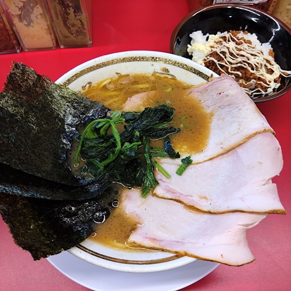 「チャーシューメン900円(硬め)、ごはん小60円」@家系ラーメン王道家直伝 との丸家 船橋店の写真
