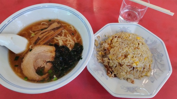 「令·5·5·3手打ちラーメン600円+小チャーハン400円」@峠のラーメンの写真
