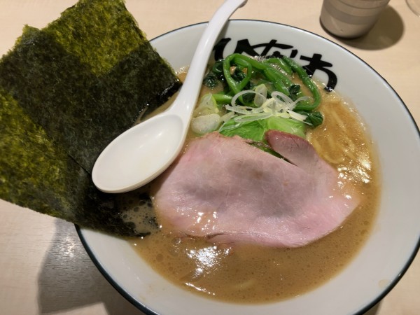 「らーめん（モモ）800円」@地鶏豚骨らーめん ひなわの写真
