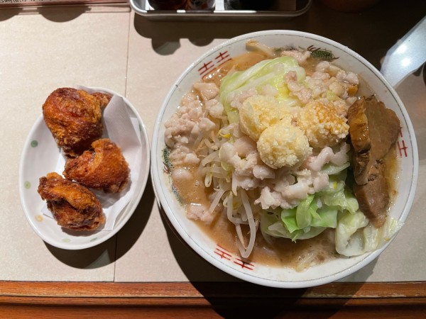 「ラーメン　全増し　唐揚げ」@DEBU SOBA REPUBLIC 北部市場店の写真