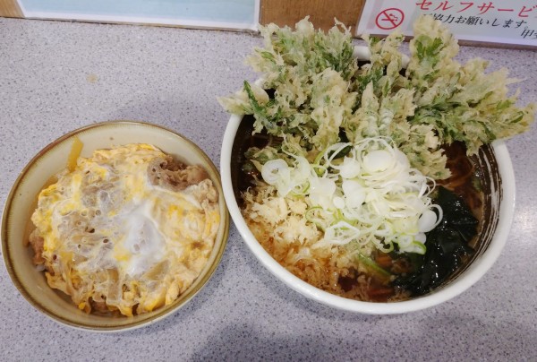 「牛とじ丼セット（600円）＋春菊天（150円）」@甲斐そばの写真