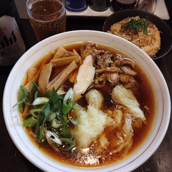 「醤油ワンタン麺900円、鶏飯250円、ビール550円」@まるふじ食堂の写真