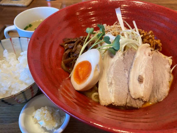 「辛まぜそば＋半ライス」@麺や 柚葉の写真