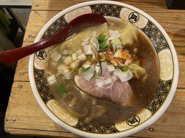「煮干しそば(肉入り) 900円」@すごい煮干ラーメン凪 新宿ゴールデン街店 本館の写真