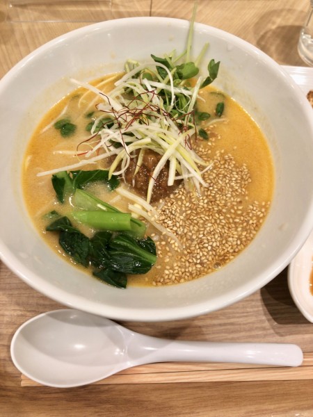 「白ごまたんたん麺　980円」@T’sたんたん 東京駅京葉ストリート店の写真