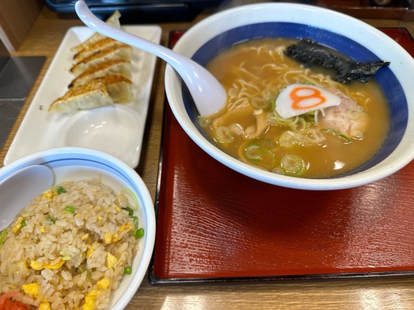 「中華麺+ミニ炒飯+8番餃子」@8番らーめん 辰口店の写真