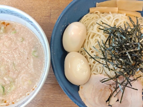 「つけ麺（醤油、ギタ、薬味ネギ多め）＋味玉」@らーめん弁慶 門前仲町店の写真