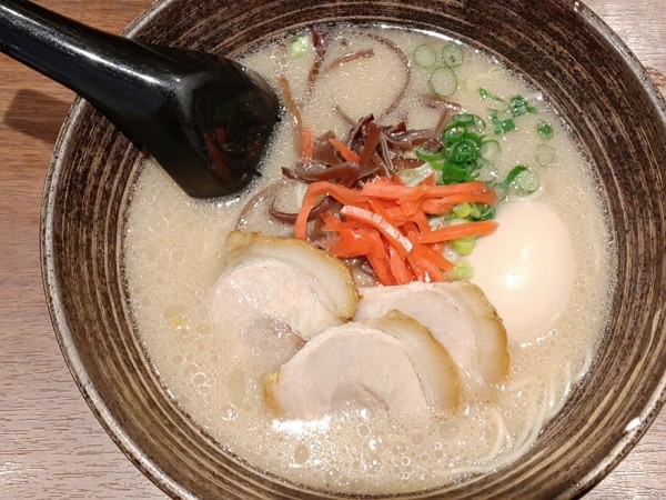 「豚骨らーめん半熟玉子」@麺屋 五常 渋谷マークシティ店の写真