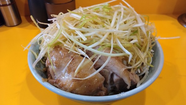 「スパイシードクロ（麺半分＋ネギ）」@ラーメン二郎 八王子野猿街道店2の写真