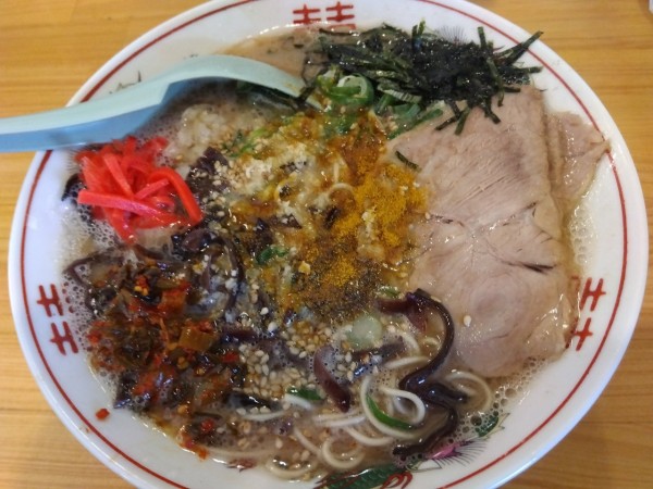 「豚骨らーめん¥700＋替え玉¥100」@てっちゃんの写真