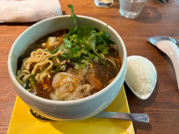 「【杯数限定】魚翅酸辣湯麵2420円」@蔭山樓 表参道ヒルズ店の写真