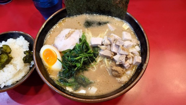 「特製らーめん 中 950円 + コマチャー 50円」@らーめん 谷瀬家 新橋店の写真