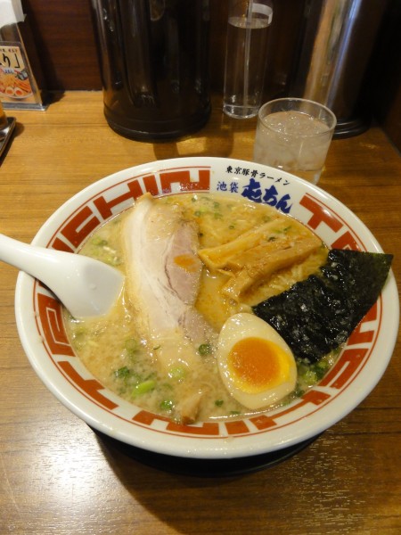 「東京豚骨ラーメン850円ライス無料」@屯ちん 池袋本店の写真