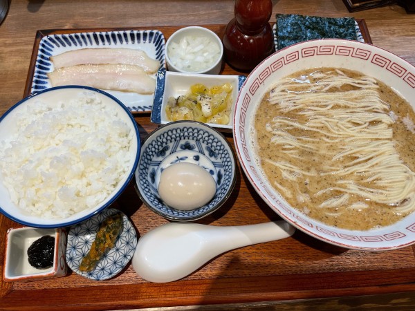 「中華そば定食（鯖）」@炭火焼濃厚中華そば 威風堂道の写真