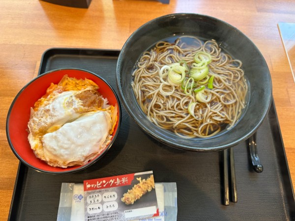 「かけそば・ミニかつ丼セット(720円)」@蕎麦食堂いけちの写真