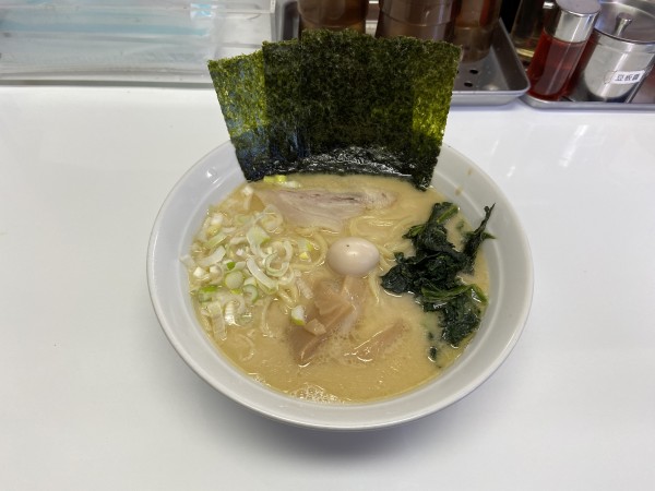 「豚骨塩ラーメン(780円)」@横浜ラーメン あづま家の写真
