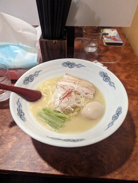 「鶏白湯ラーメン味玉入り」@麺・酒処 ぶらりの写真