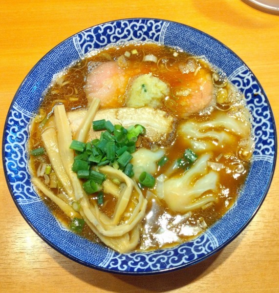 「ワンタン中華そば(黒だし) 1000円」@中華そば 虎桜の写真