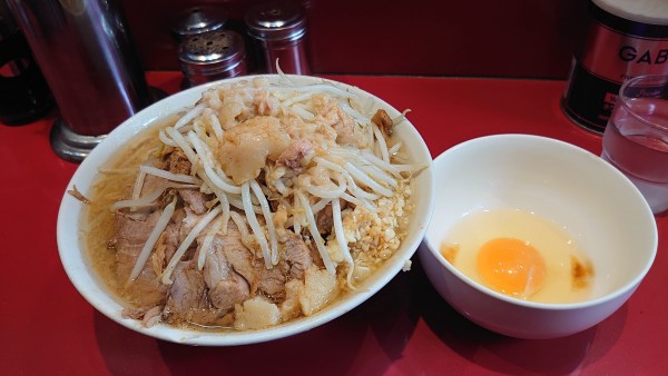 「ラーメン小/生卵/ニンニク/脂/辛め」@ラーメン二郎 西台駅前店の写真