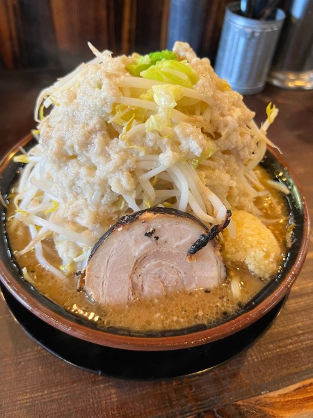 「ラーメン中+ヤサイちょい増し+ニンニク増し+アブラ増し」@麺や豚髭の写真