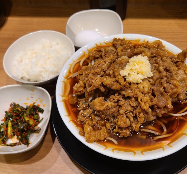 「特製爆牛ラーメン+名物ニラキムチ」@大阪スタミナ牛肉ラーメン わだ 西池袋店の写真