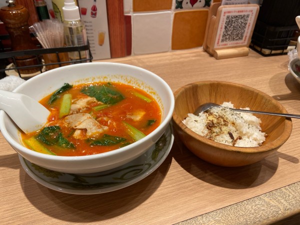 「太陽のラーメン 792円 らぁリゾ 176円」@太陽のトマト麺withチーズ 新宿ミロード店の写真