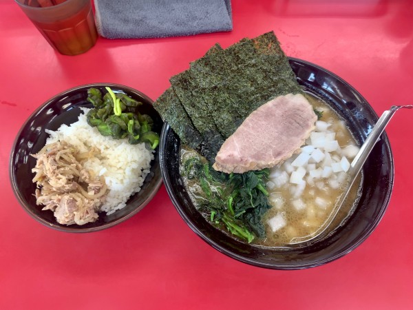 「ラーメン 並800円＋タマネギ100円＋ライス無料」@武蔵家直系 ぼうそう家の写真