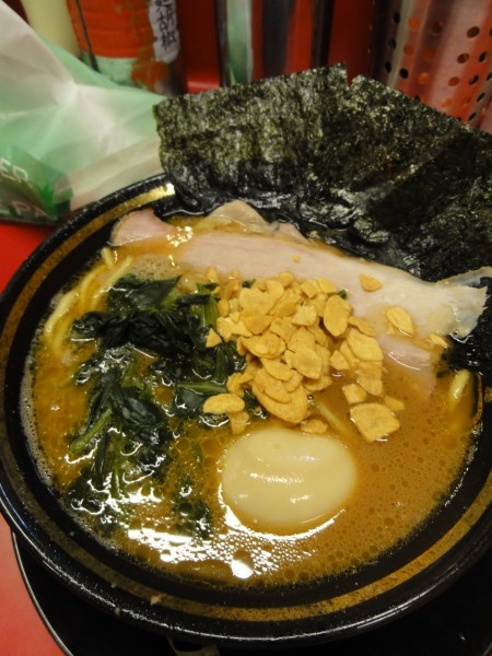 「ラーメン800円硬め 半チャーシューまぶし100円」@柏 王道家の写真