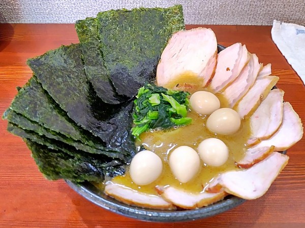 「チャーシューメン スモークチャーシュー2枚増 うずら」@横浜家系らーめん 天王家 寒川総本店の写真