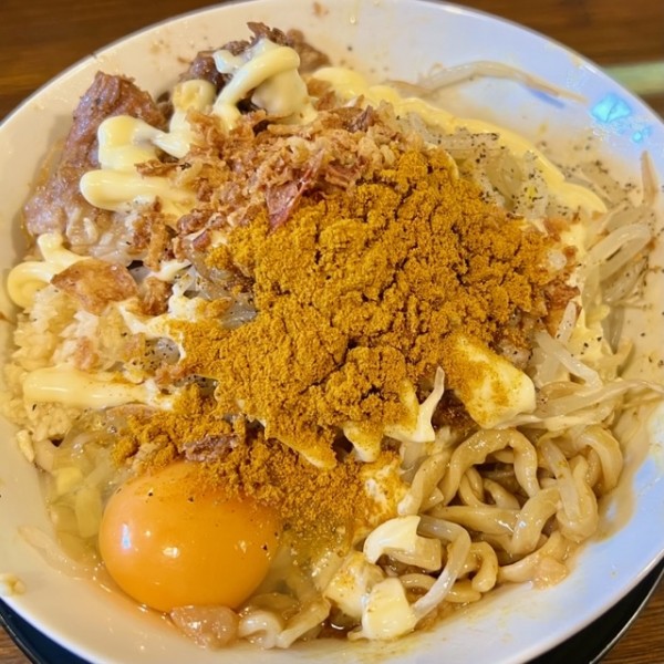 「冷やしカレー汁なし（にんにく少なめ・野菜増し・脂増し）」@道の途中の写真