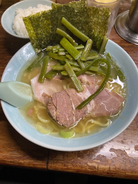 「チャーシューメン＋茎わかめ＋半ライス」@まこと家の写真