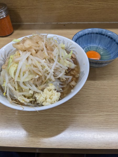 「小ラーメン（麺半分）＋生玉子」@ラーメン二郎 栃木街道店の写真