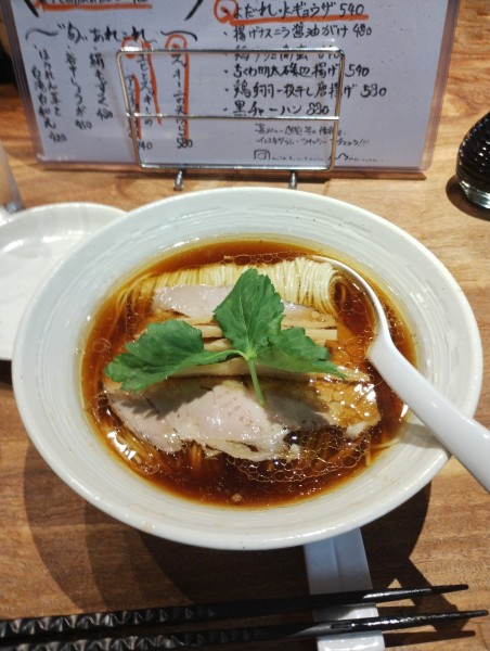「SALの醤油そば　900円」@三鷹らーめん酒場 SALの写真