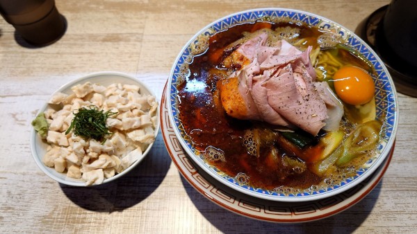 「【限定】深谷辛ネギブラック 1000円 + 鶏飯 380円」@中華そば 四つ葉の写真