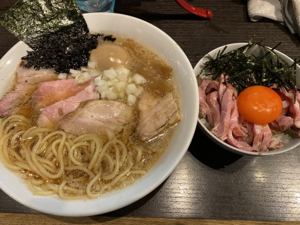 「限定 特製燕三条系背脂醤油蕎麦+三元豚ユッケ風丼 1700」@麺処 夏海の写真