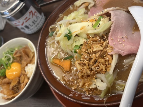 「【期間限定】味噌豚骨＋日替り丼（820＋250円）」@ラーメン 横綱 五条店の写真