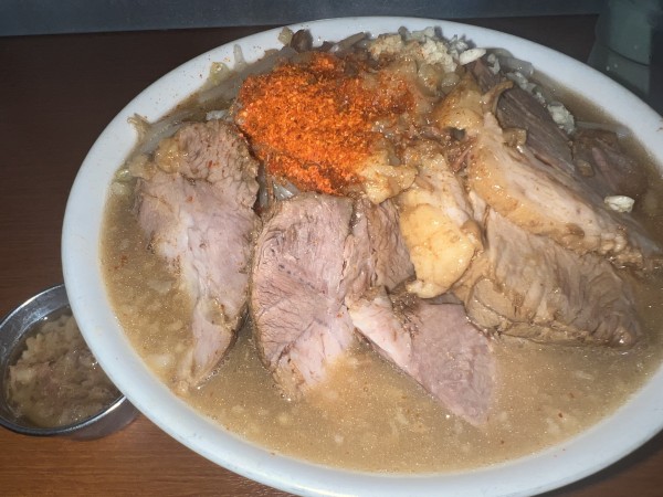 「豚ラーメン・ニンニク少な目アブラ（1200円）」@ラーメン荘 地球規模で考えろ ソラの写真