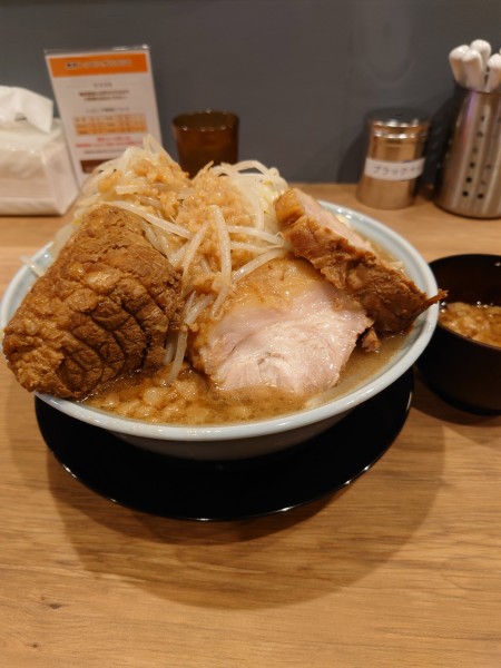 「大豚（500g ）  野菜   ニンニク   アブラ」@俺の生きる道 上野店の写真