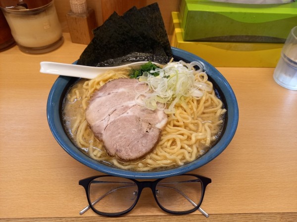 「ラーメン大盛(無料)硬め・多め」@無邪気 自由が丘南口店の写真