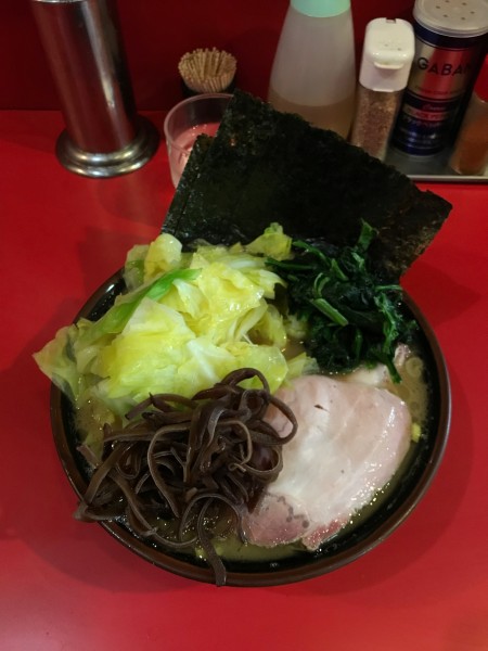 「ラーメン 700円＋キャベツ 100円」@どんとこい家の写真